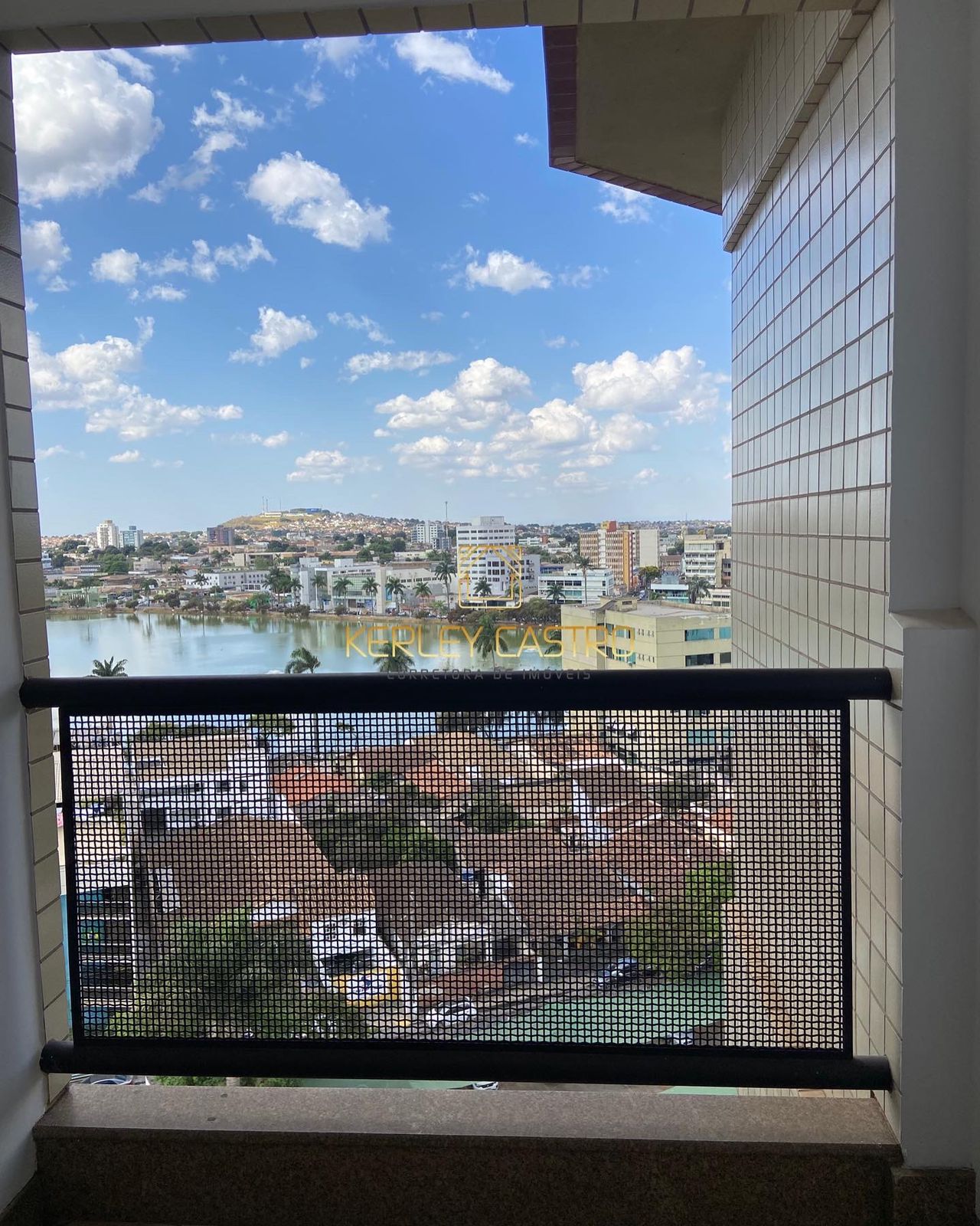 VENDO ESPAÇOSO APARTAMENTO DE QUATRO QUARTOS NO CENTRO DE SETE LAGOAS 